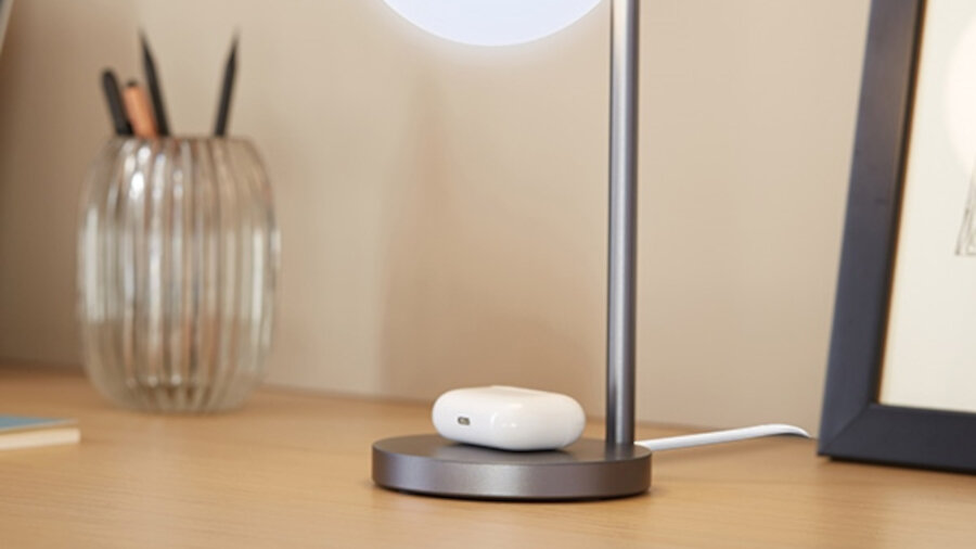 Lampa stołowa LEXON Bubble LH70X - ładowanie urządzeń