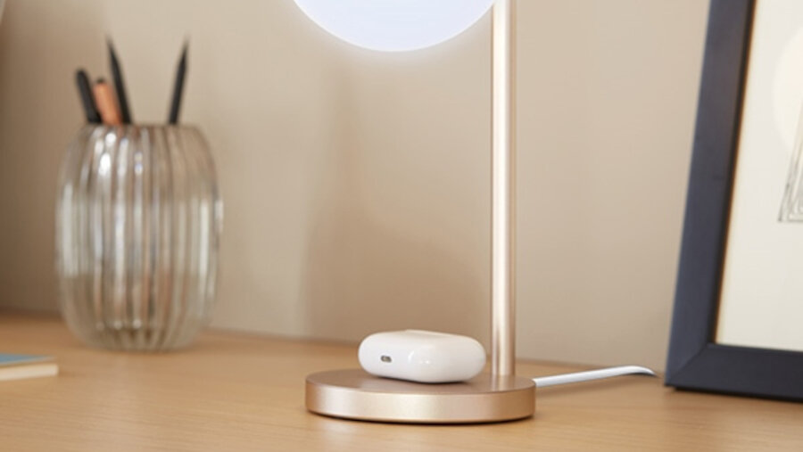 Lampa stołowa LEXON Bubble LH70X - ładowanie urządzeń