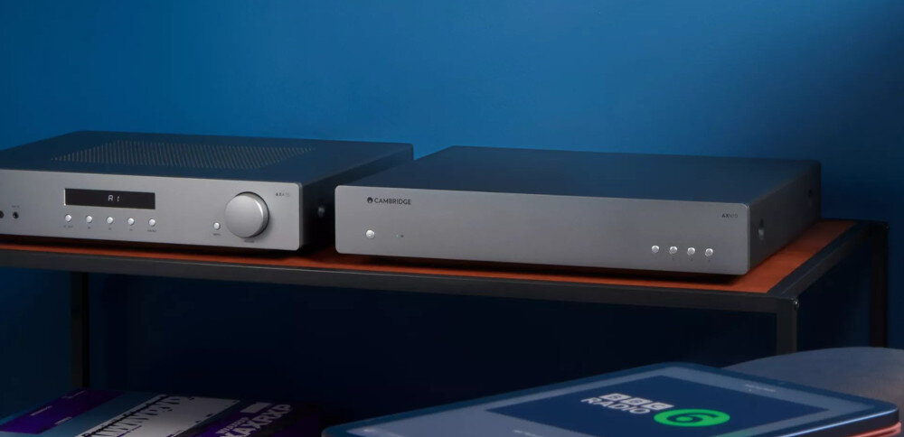 Odtwarzacz sieciowy CAMBRIDGE AUDIO AXN10 obsługa Spotify Tidal Qobuz Deezer radio internetowe, urządzenia stojące na stoliku w pomieszczeniu