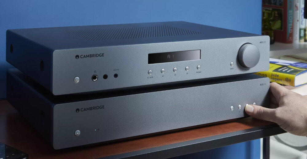 Odtwarzacz sieciowy CAMBRIDGE AUDIO AXN10 StreamMagic PCM DSD hi-fi, urządzenia sotjące na stoliku