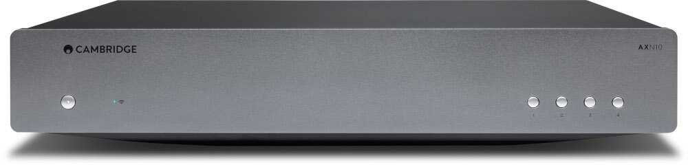 Odtwarzacz sieciowy CAMBRIDGE AUDIO AXN10 obsługa formatów MP3 FLAC WAV DSD ALAC AIFF WMA OGG, odtwarzacz od frontu na białym tle