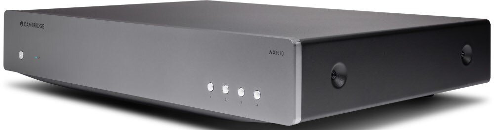 Odtwarzacz sieciowy CAMBRIDGE AUDIO AXN10 panel przedni przyciski szybki dostęp, odtwarzacz po skosie na białym tle