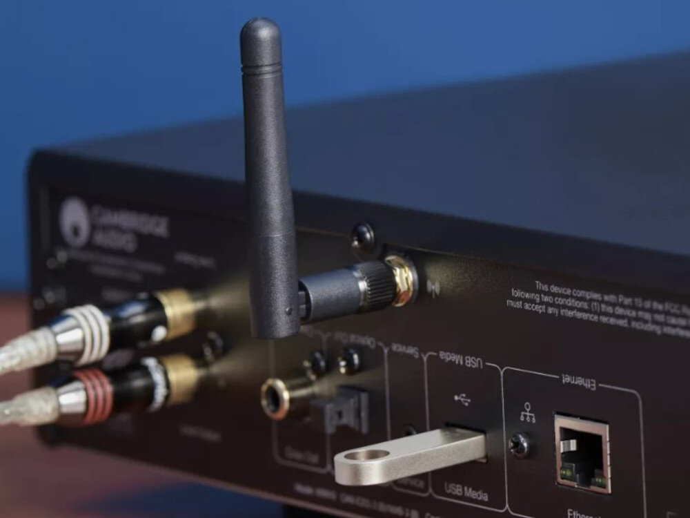 Odtwarzacz sieciowy CAMBRIDGE AUDIO AXN10 wyjścia RCA USB optyczne koncentryczne LAN Wi-Fi, odtwarzacz po skosie na białym tle