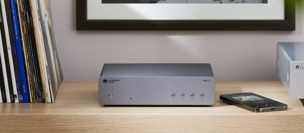 CAMBRIDGE AUDIO MXN10 odtwarzacz sieciowy Spotify Tidal Deezer Qobuz radio internetowe, odtwarzacz stojący na blacie obok czasopism i smartfona