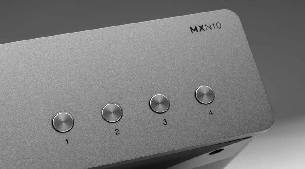 Odtwarzacz sieciowy CAMBRIDGE AUDIO MXN10 aplikacja StreamMagic sterowanie smartfonem panel przyciski, kadr urządzenia, przyciski
