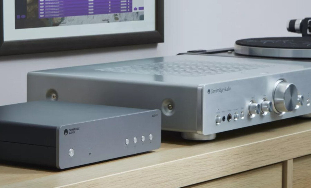 Odtwarzacz sieciowy CAMBRIDGE AUDIO MXN10 AirPlay 2 Chromecast Roon Ready multiroom, odtwarzacz stojący obok amplitunera na szafce