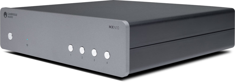 Odtwarzacz sieciowy CAMBRIDGE AUDIO MXN10 kompaktowe wymiary 21.5x19.1x5.2 cm waga 1.2 kg elegancki design, urządzenie po skosie na białym tle