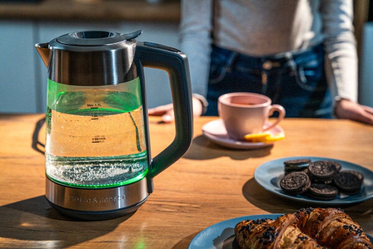 GÖTZE & JENSEN KT875G - czajnik na blacie, obok talerzyki z przekąskami