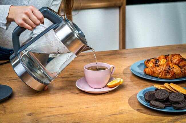 GÖTZE & JENSEN KT875G - czajnik trzymany w ręce podczas parzenia herbaty