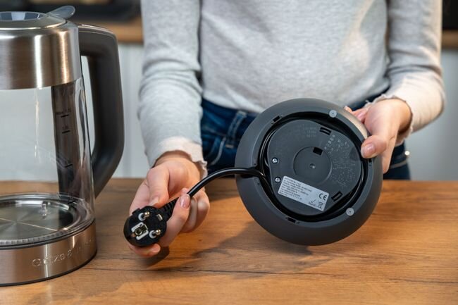 GÖTZE & JENSEN KT875G - podstawa czajnika trzymana w ręku