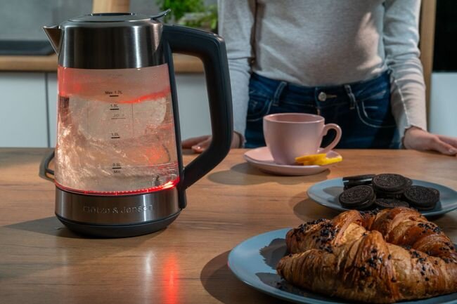 GÖTZE & JENSEN KT875G - czajnik z wrzątkiem w zbiorniku i czerwonym podświetleniem