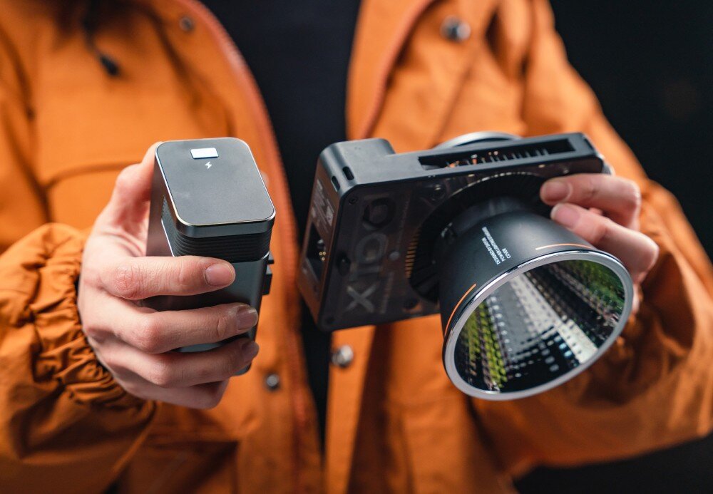 Lampa LED ZHIYUN Molus X100 COB Light Combo zasilanie