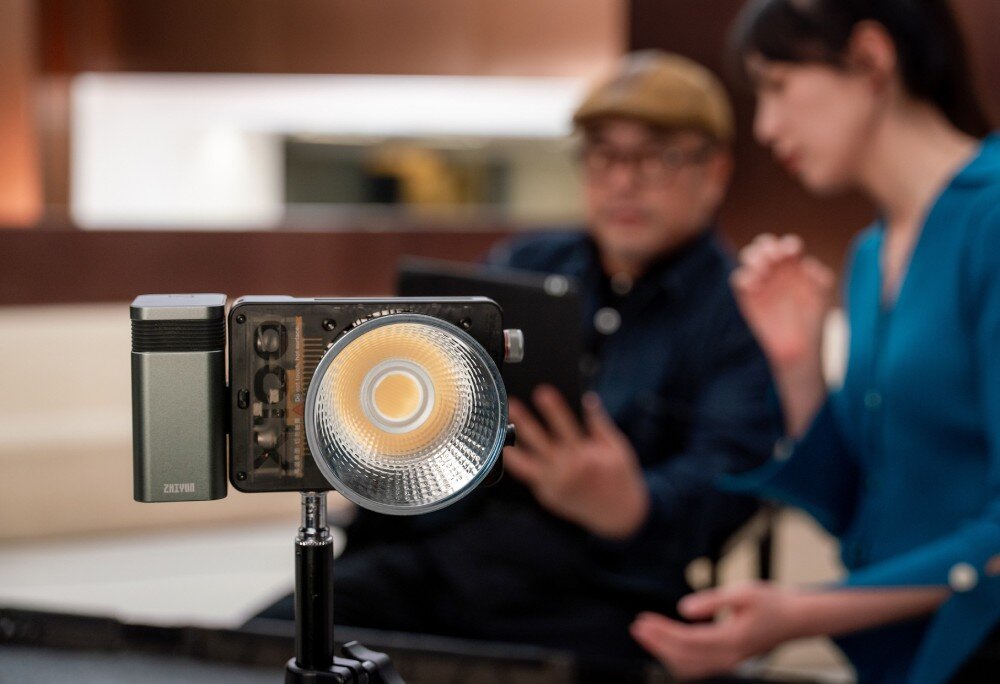 Lampa LED ZHIYUN Molus X100 COB Light Pro wielkość waga przenośność przeznaczenie jasność moc