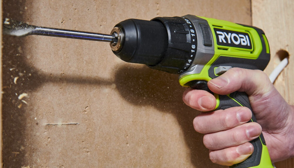 Wiertarko-wkrętarka RYOBI R18DD4-220OTA55 solidny uchwyt niewielka konstrukcja do użytkowania w profesjonalnych warsztatach w warunkach domowych ergonomiczna rękojeść okładzina antypoślizgowa lepsza kontrola panowanie maksymalny komfort waga 1,6 kg