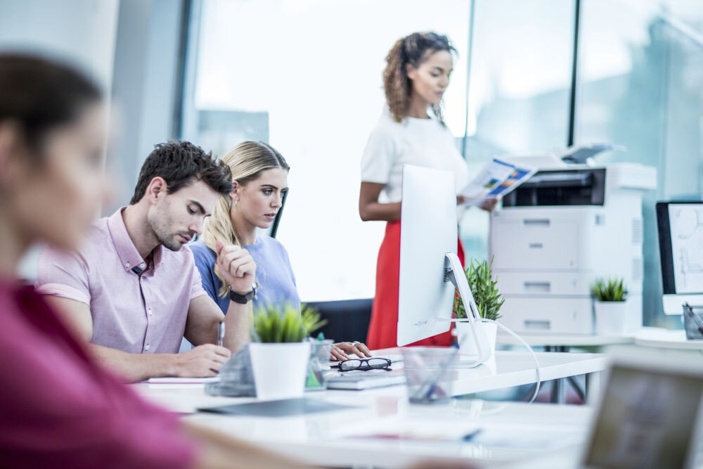 Urządzenie wielofunkcyjne BROTHER DCP-L5510DW Automatyczny druk dwustronny, Wi-Fi prezentacja urządzenia w biurze na szafce rozwiązanie problemu wielu urządzeń laserowa funkcje druk skan kopia