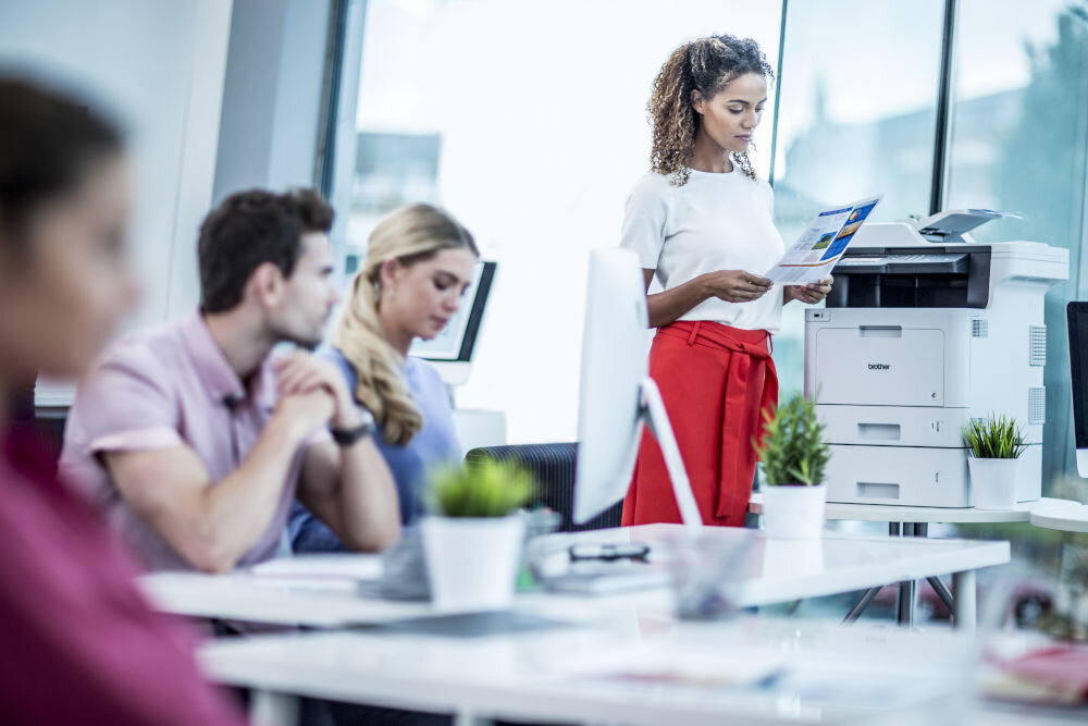 Urządzenie wielofunkcyjne BROTHER DCP-L5510DW Automatyczny druk dwustronny, Wi-Fi prezentacja urządzenia od góry na białym tle kopiowania kolor rozdzielczość efektywne narzędzie