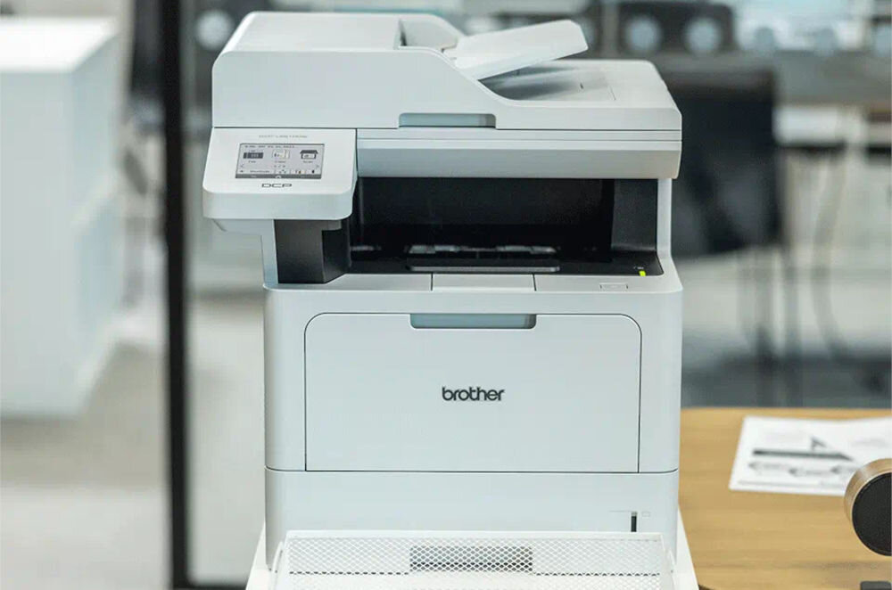 Urządzenie wielofunkcyjne BROTHER MFC-L5710DN Automatyczny druk dwustronny prezentacja urządzenia na półce w tle biuro