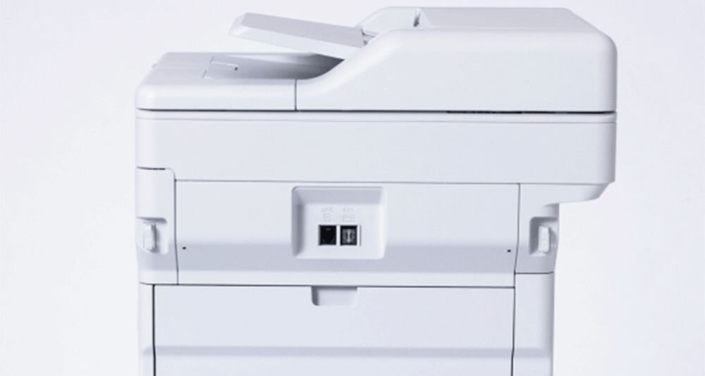 Urządzenie wielofunkcyjne BROTHER MFC-L5710DN Automatyczny druk dwustronny zbliżenie na urządzenie od tyłu na jasnym tle rozdzielczość druku wyraźny tekst wydruki korespondencja biurowa