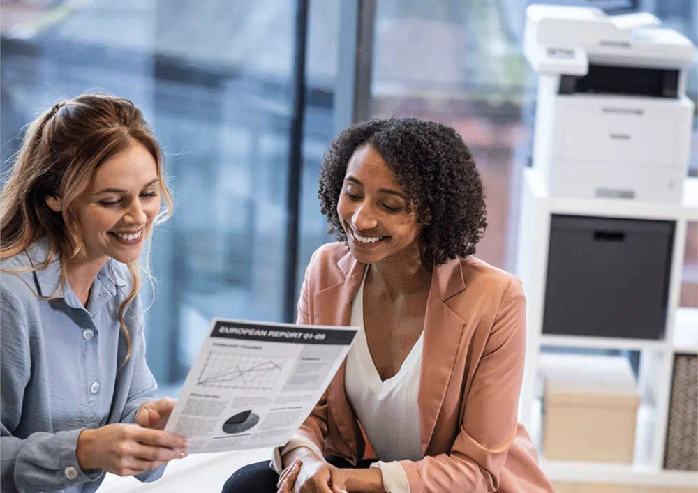 Urządzenie wielofunkcyjne BROTHER MFC-L5710DN Automatyczny druk dwustronny prezentacja urządzenia w biurze na półce na froncie kobiety z wydrukowaną kartką papieru z wykresami interfejs USB sprawne przesyłanie danych prosta konfiguracja standard USB efektywna obsługa dokumentów Ethernet