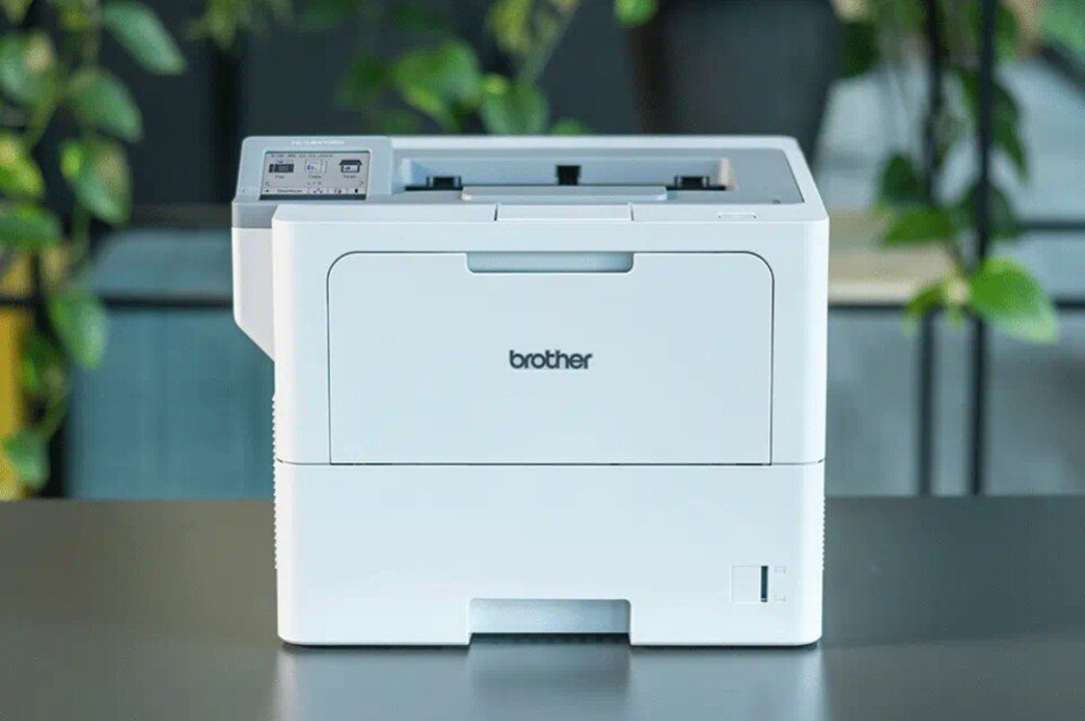Drukarka BROTHER HL-L6410DN drukarka stojąca przodem na blacie wygląd opis