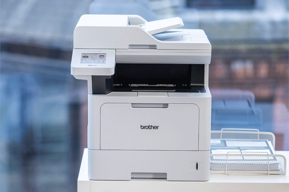 Urządzenie wielofunkcyjne BROTHER MFC-L5710DW Automatyczny druk dwustronny, Wi-Fi prezentacja urządzenia na półce w tle duże okno