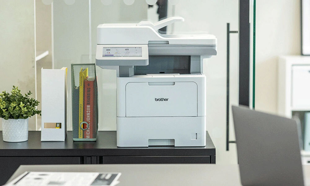 Urządzenie wielofunkcyjne BROTHER MFC-L6910DN Automatyczny druk dwustronny urządzenie postawione na szafce w biurze prędkość druku tryb monochromatyczny eliminacja długiego czasu oszekiwania czas potrzebny na wydruk pierwszej strony