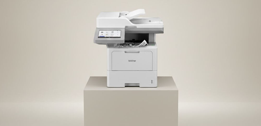 Urządzenie wielofunkcyjne BROTHER MFC-L6910DN Automatyczny druk dwustronny prezentacja urządzenia na podeście na jasnym tle interfejs USB sprawne przesyłanie danych prosta konfiguracja standard USB efektywna obsługa dokumentów