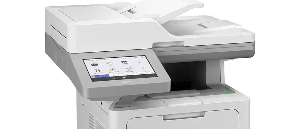 Urządzenie wielofunkcyjne BROTHER MFC-L6910DN Automatyczny druk dwustronny zbliżenie na wyświetlacz na białym tle kolorowy ekran dotykowy przekątna monitorowanie statusu prosta przejrzysta obsługa urządzenia