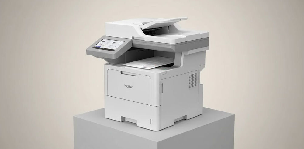 Urządzenie wielofunkcyjne BROTHER MFC-L6910DN Automatyczny druk dwustronny prezentacja urządzenia na podeście na jasnym tle pod kątem czas wydruków mono rozdzielczość efektywne narzędzie