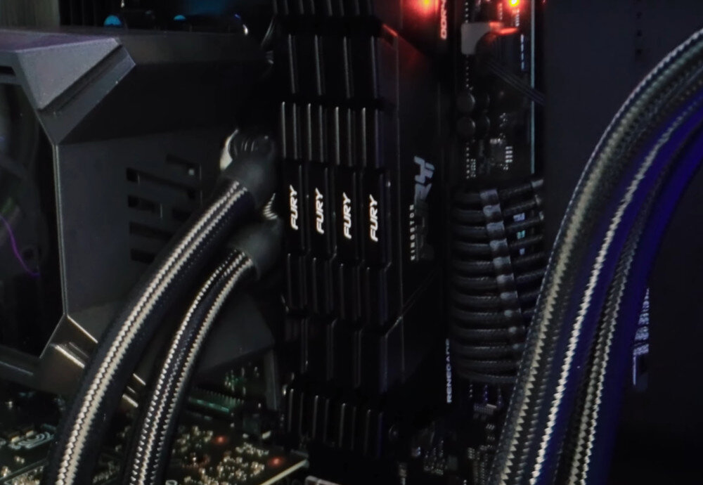 Pamięć RAM KINGSTON FURY Renegade Black 32GB 4266MHz styl wygląd radiatory kolor