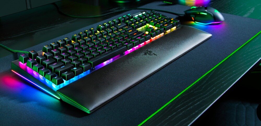 Klawiatura RAZER BlackWidow V4 klawiatura podświetlenie przyciski makra responsywność klawisze mulltimedia przełączniki podkładka nadgarstki wygoda połączenie łączność kabel