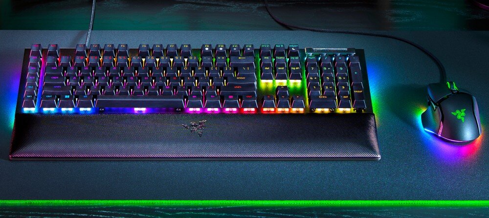 Klawiatura RAZER BlackWidow V4 klawiatura podświetlenie przyciski makra responsywność klawisze mulltimedia przełączniki podkładka nadgarstki wygoda połączenie łączność kabel