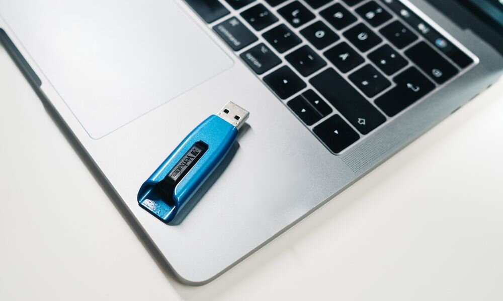 Pendrive VERBATIM V3 Max 128GB plug play pelna wygoda pendrive na laptopie, porty usb 3.0, usb 2.0