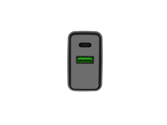 Obraz przedstawia czarną ładowarkę sieciową z jednym portem USB-A i jednym portem USB-C. Port USB-A jest oznaczony zielonym kolorem wewnętrznym.