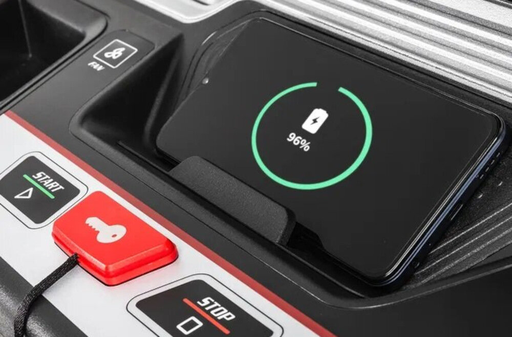 Bieżnia elektryczna SOLE by HAMMER F85 wbudowane glosniki Bluetooth uchwyt na bidon zlacze USB-A zlacze AUX ladowarka indukcyjna