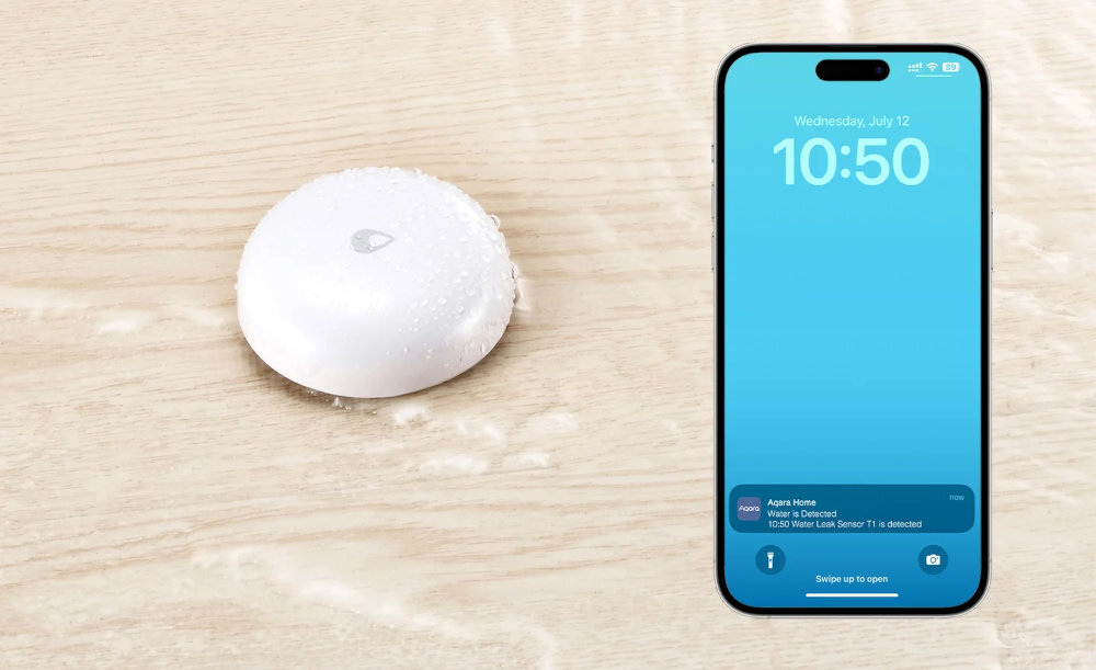 AQARA WL-S02D AQARA WL-S02D powiadomienia push na smartfon aplikację Sygnalizacja dźwiękowa i komunikaty na telefonie współpracy z hubem - czujnik zamoczony w wodzie, obok telefon z powiadomieniem z aplikacji