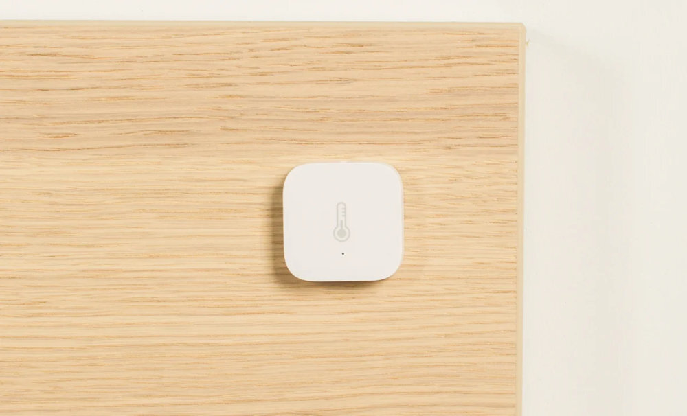 AQARA TH-S02D AQARA TH-S02D temperaturę, wilgotność i ciśnienie powietrza w czasie rzeczywistym aplikacji Aqara Home - czujnik na drewnianej ściance