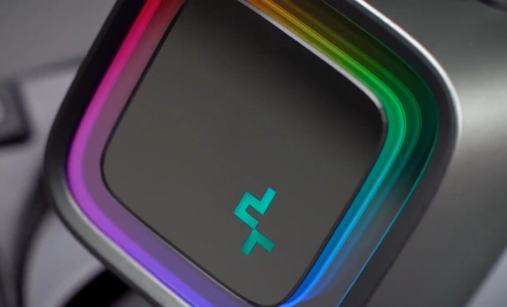 Chłodzenie wodne DEEPCOOL LS520 ARGB Kompletny układ chłodzenia wodnego z włączonym tęczowym podświetleniem RGB na wentylatorach i bloku cpu