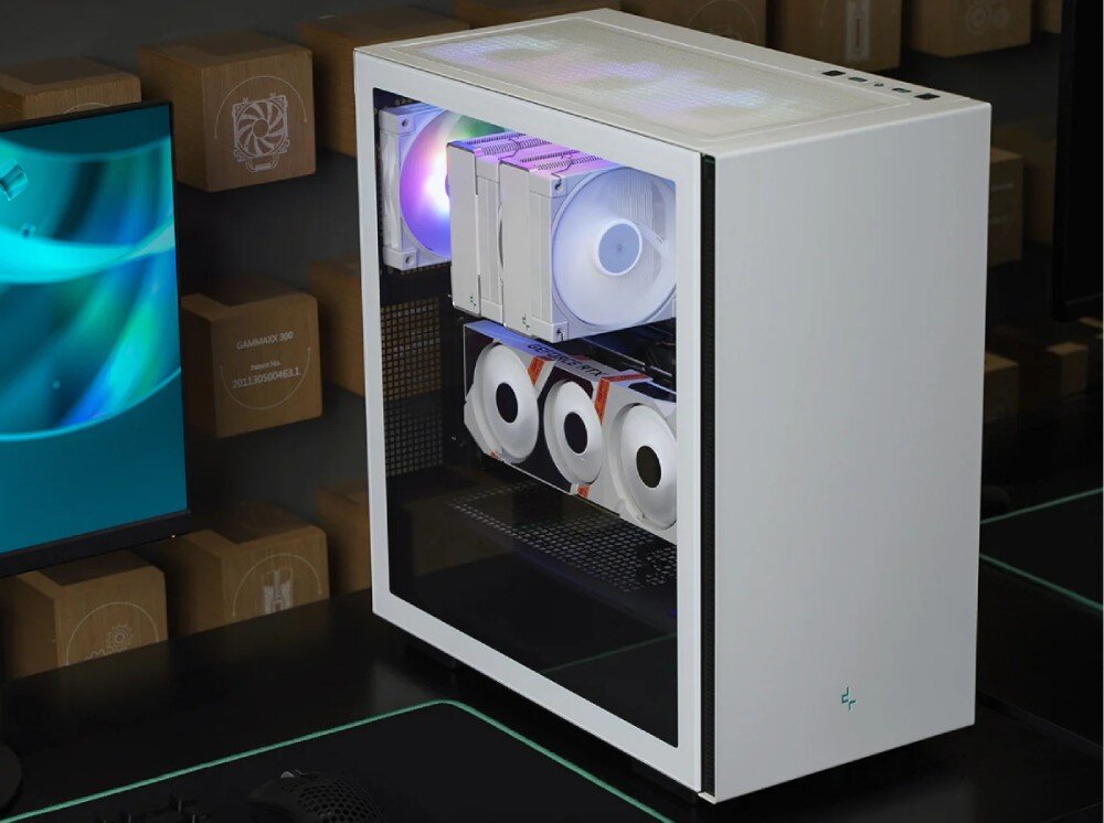 Obudowa DEEPCOOL CH510 obudowa komputerowa o prostej, matowej konstrukcji pokazana od strony jednolitego panelu przedniego. W dolnej części frontu znajduje się mały, jasny logotyp. W tle widoczny jest fragment monitora z kolorową grafiką