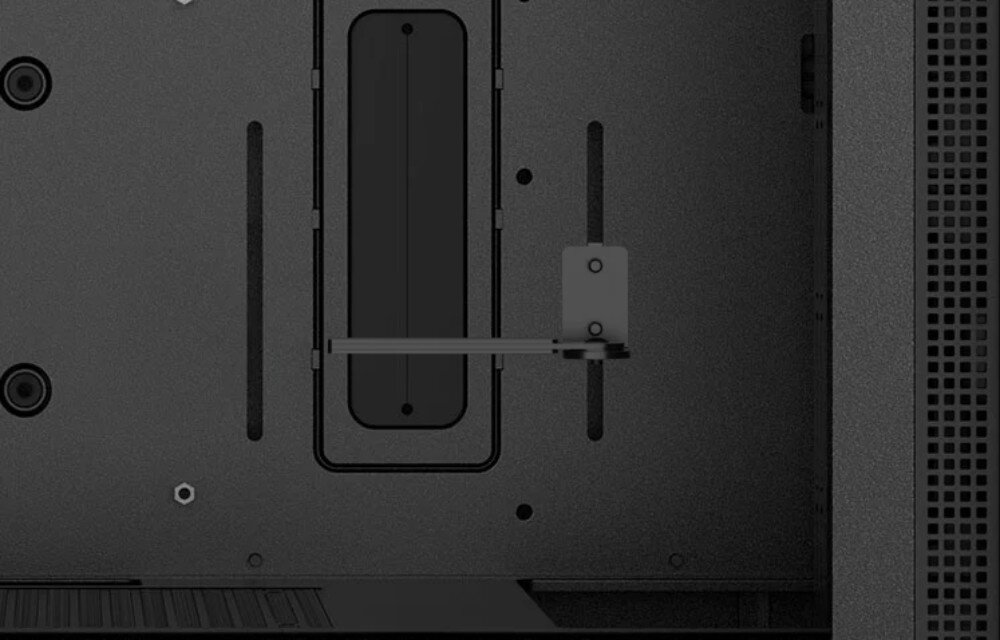 Obudowa DEEPCOOL CH510 Detal wnętrza obudowy przedstawiający regulowany wspornik dla karty graficznej. poziomy element jest zamontowany na pionowej prowadnicy obok gumowej przelotki na kable