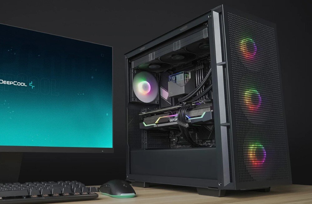 Obudowa DEEPCOOL CH560 Wnętrze otwartej obudowy komputerowej z widocznymi podzespołami. W środku znajduje się karta graficzna z linią świetlną, chłodzenie procesora z rurkami oraz podświetlony wentylator wyciągowy. Na górze i z przodu zamontowano dodatkowe chłodzenie