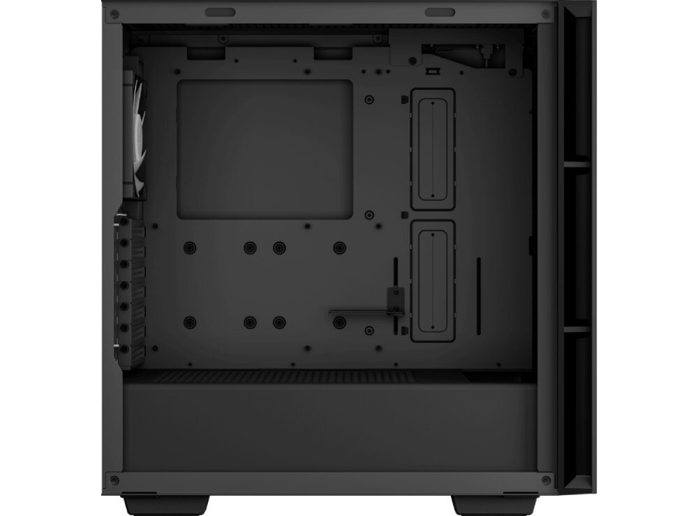 Obudowa DEEPCOOL CH560 Widok z boku na pustą, czarną strukturę wewnętrzną obudowy komputera. Widoczne są miejsca montażowe na płytę główną, przepusty na kable z gumowymi osłonami oraz wydzielona dolna sekcja na zasilacz