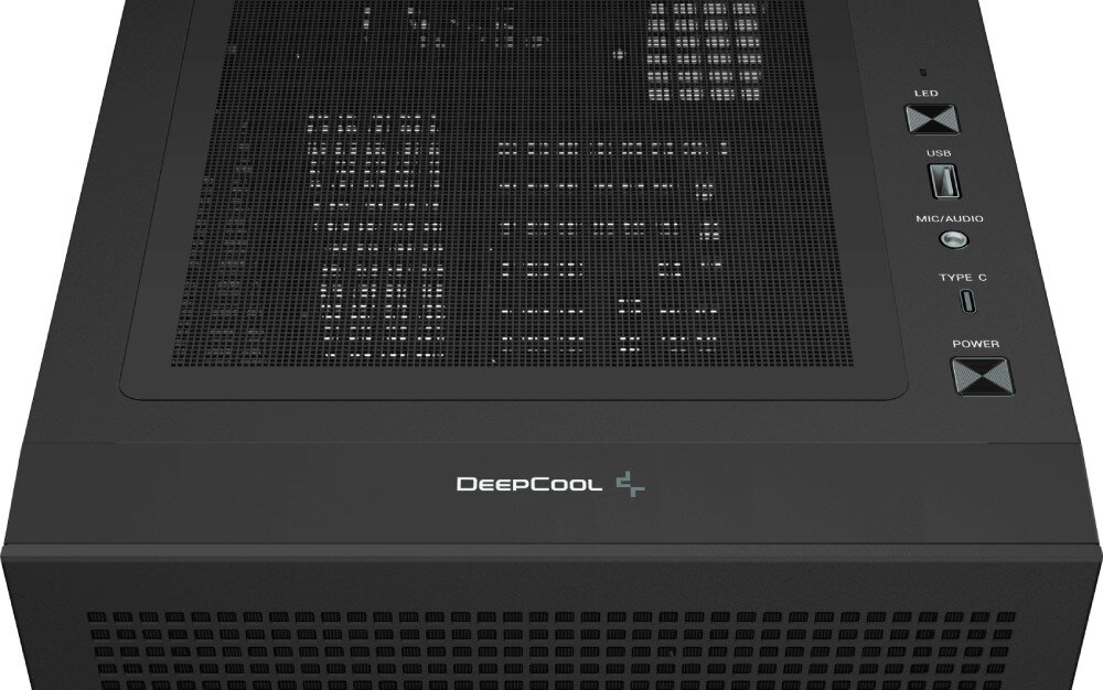 Obudowa DEEPCOOL CH560 Zbliżenie na górny panel sterowania obudowy. Widoczne są dwa kwadratowe przyciski z oznaczeniami 'LED' i 'POWER', jeden port USB, gniazdo audio oraz port USB typu C. Obok znajduje się logo producenta i magnetyczny filtr przeciwkurzowy