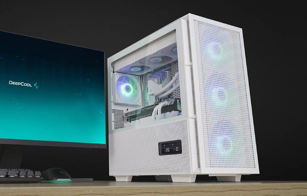 Obudowa DEEPCOOL CH560 Digital Biały komputer stojący na biurku z ciemnym tłem i podświetlanymi komponentami