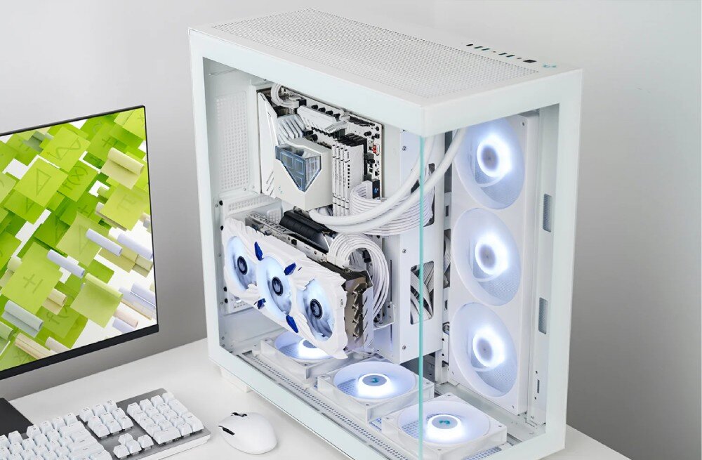 Obudowa DEEPCOOL CH780 Podświetlony komputer stojący na biurku w zaciemnionym pokoju na tle okna z żaluzjami
