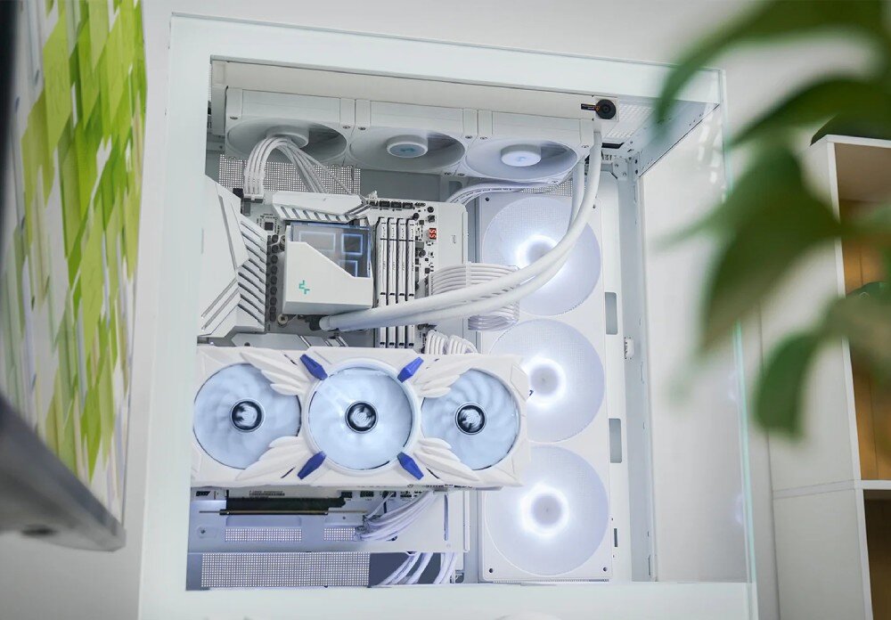 Obudowa DEEPCOOL CH780 Komputer z błękitnym oświetleniem stojący na biurku obok monitora z tapetą w motyle