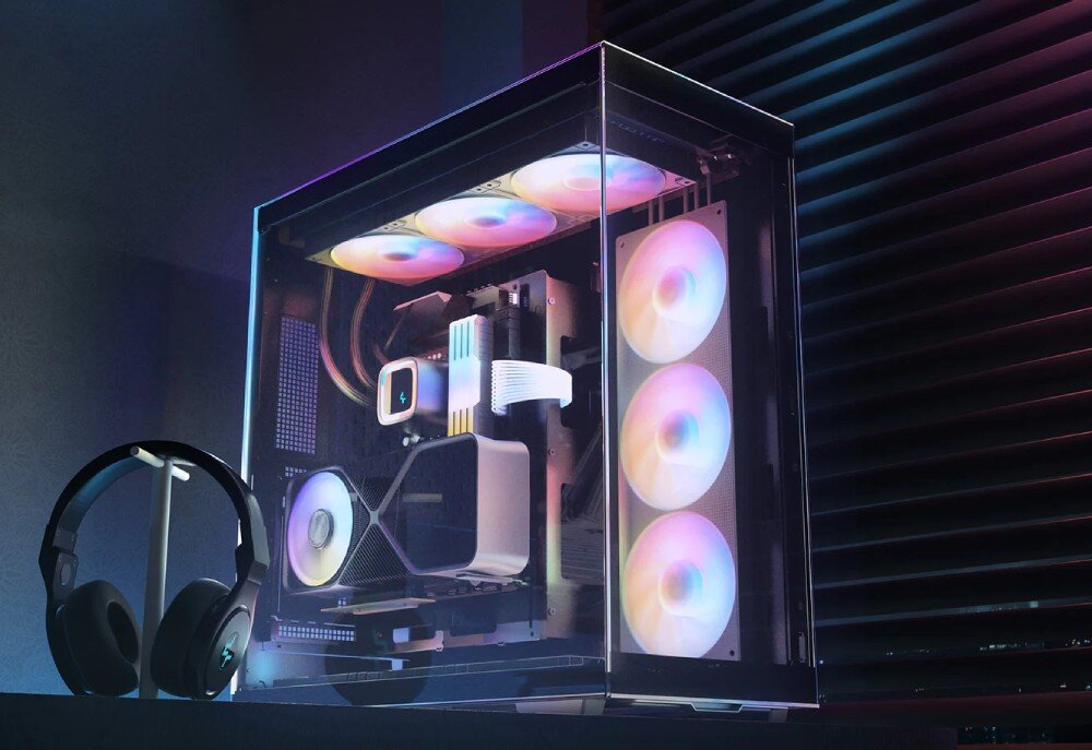 Obudowa DEEPCOOL CH780 Podświetlony komputer stojący na biurku w zaciemnionym pokoju na tle okna z żaluzjami