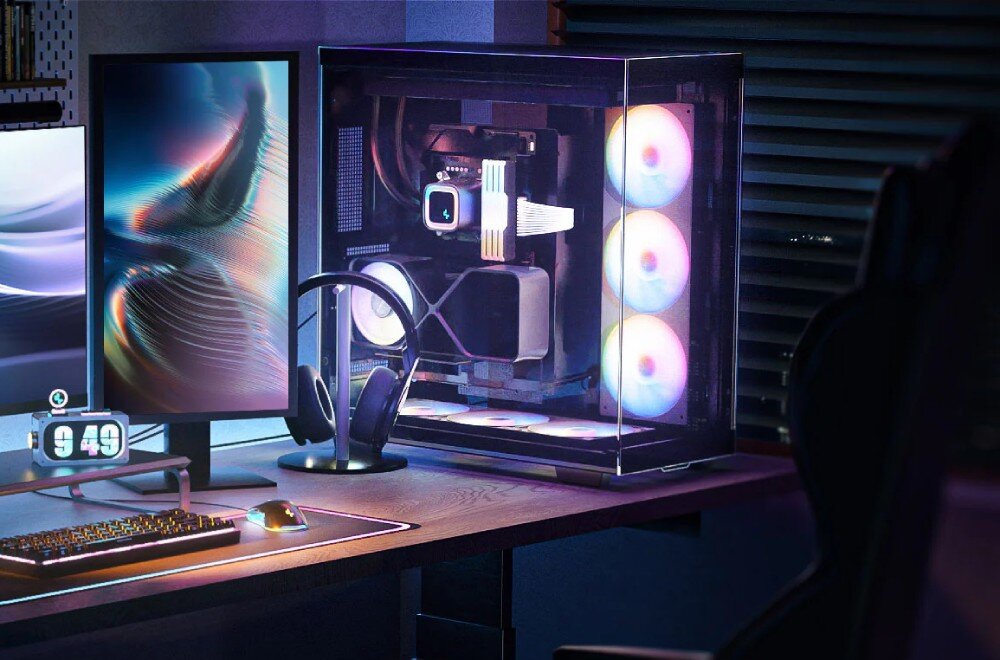 Obudowa DEEPCOOL CH780 Stanowisko komputerowe na biurku z monitorem, klawiaturą i obudową z włączonym podświetleniem