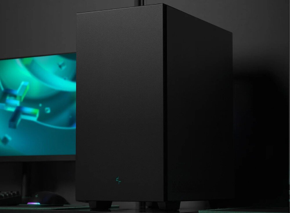 Obudowa DEEPCOOL CH510 Czarna obudowa komputerowa o prostej, matowej konstrukcji pokazana od strony jednolitego panelu przedniego. W dolnej części frontu znajduje się mały, jasny logotyp. W tle widoczny jest fragment monitora z kolorową grafiką