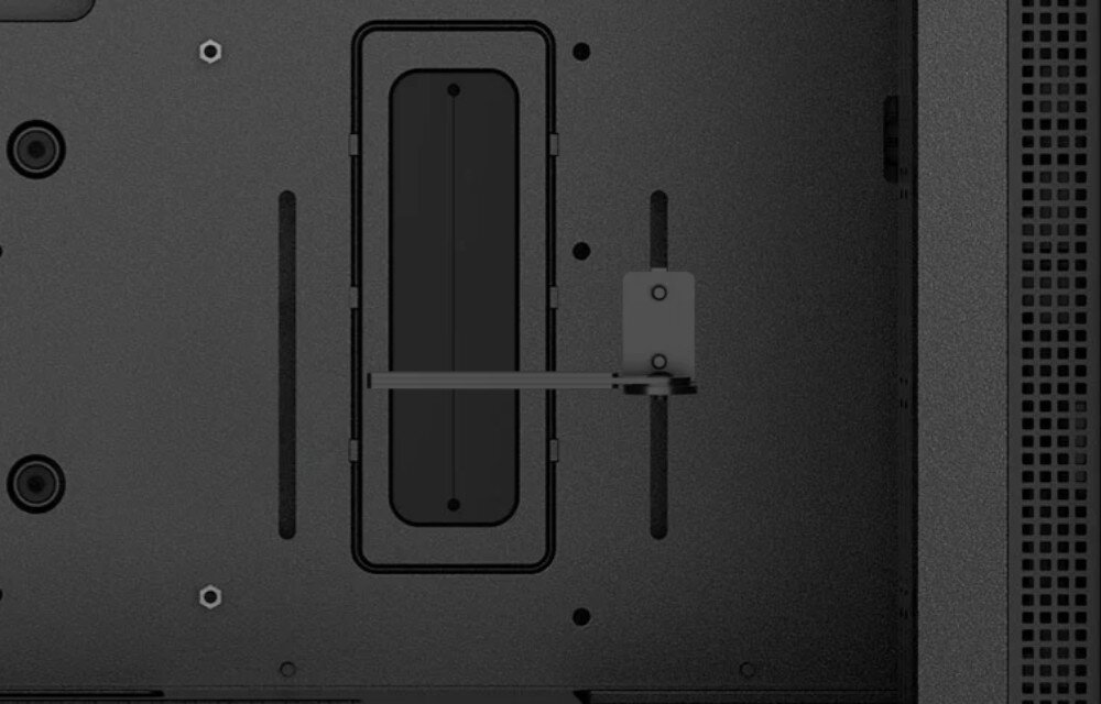 Obudowa DEEPCOOL CH510 Detal wnętrza obudowy przedstawiający regulowany wspornik dla karty graficznej. Czarny, poziomy element jest zamontowany na pionowej prowadnicy obok gumowej przelotki na kable